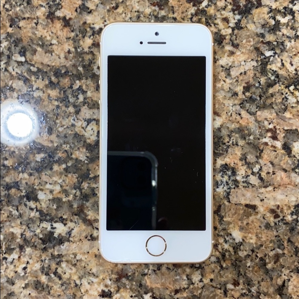 iphone SE with otter box case